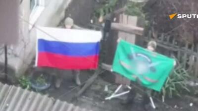  تصاویر وزارت دفاع روسیه، از سربازان روسی در حال نگه داشتن پرچم سه رنگ روسیه در شهر آزاد شده «رِونویه» در جمهوری خلق دونتسک