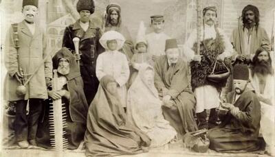  سفر به عصر قاجار؛ عکسی از یک فروشندۀ دوره‌گرد در حیاط خانه ای قاجاری