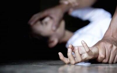 دست درازی باورنکردنی پسر ۱۳ ساله به دختر ۲۰ ساله جلوی چشم دوستانش