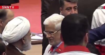 عارف لباس هلال احمر را بر تن کرد