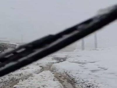 گرفتار شدن ده‌ها خودرو در برف پاییزی مرز تمرچین