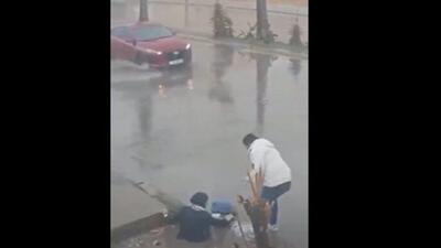  سقوط در گودال آب تا کمر! | لحظه وقوع اتفاق هولناک برای دختر جوان