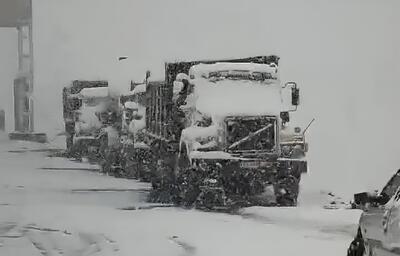  گرفتار شدن ده‌ها خودرو ناشی از بارش برف مرز تمرچین (فیلم)