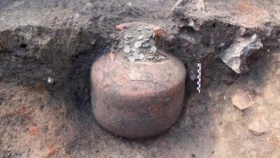 فرانسه/ کشف سه ظرف مملو از هزاران سکه رومی