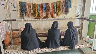 احیای فرش سیستان در هیرمند؛ سومین کارگاه قالیبافی با آموزش ۱۷ مددجو آغاز به‌کار کرد