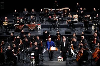 نغمه‌کمانچه سعید فرج‌پوری و آواز وحیدتاج درمیان نت‌های ارکستر موسیقی ملی ایران در تالار وحدت پیچید