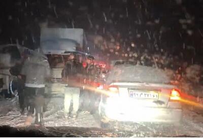 ببینید / گرفتار شدن صد‌ها خودرو در محور سنندج ــ سقز به علت برف و کولاک شدید