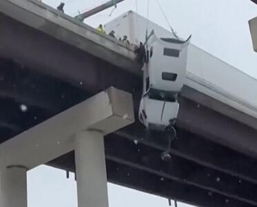 لحظه دلهره آور نجات راننده تریلی معلق را ببینید