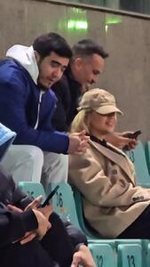 ببینید؛ همسر اوستون اورونوف تماشاچی ویژه بازی پرسپولیس-پیکان