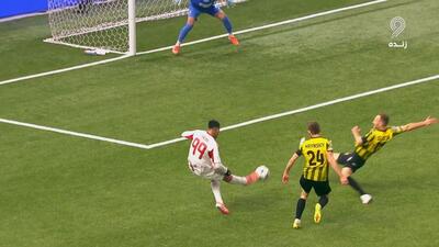 شوت مهدی طارمی به تیر دروازه برخورد کرد