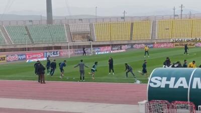 گرم کردن بازیکنان شمس آذر و گل گهر پیش از دیدار دو تیم