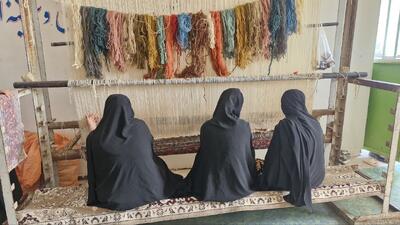  احیای فرش سیستان در هیرمند؛ سومین کارگاه قالیبافی با آموزش ۱۷ مددجو آغاز به‌کار کرد