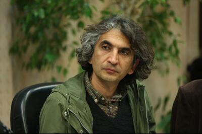 هنرمند مجسمه ساز: پاییز- برگ نظام نخبگانی هنر و  سیاست را درگیر می کند