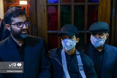 دلجویی عارف از سقاب اصفهانی و فرزندش در مراسم ترحیم+عکس