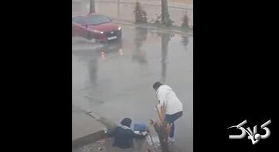 سقوط در گودال آب تا کمر! + ویدئو | لحظه وقوع اتفاق هولناک برای دختر جوان - مجله اینترنتی کولاک