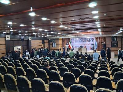 عکس سخنرانی جبلی برای صندلی‌های خالی وایرال شد! - مجله اینترنتی کولاک