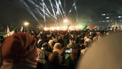 رقص و شادی مردم در یکسالگی سقوط بشار اسد +ویدیو - مجله اینترنتی کولاک