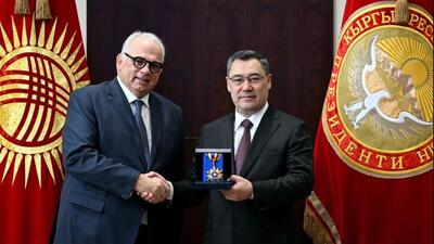 نشان دوستی قرقیزستان بر سینه لالوویج؛ تقدیر ویژه از رئیس اتحادیه جهانی کشتی