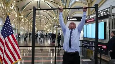 آمادگی بدنی وزیر بهداشت آمریکا در ۷۱ سالگی + فیلم