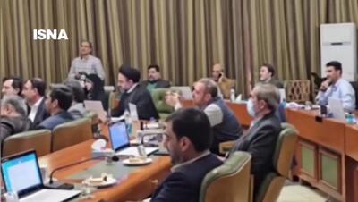 ببینید؛ فیلم تنش و درگیری لفظی در صحن شورای شهر تهران در پی تذکر یکی از اعضا به زاکانی
