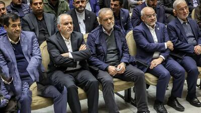 عکس ها / حضور غمبار  پزشکیان در مراسم عزای همسر و دو فرزند معاونش / رئیس جمهور و معاونی که در حادثه رانندگی داغ همسر و فرزند دیدند ...