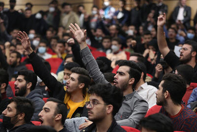  علت اصلی و بنیانی «خودسانسوری» دانشگاهیان، حاکمیت «ترس» است/ هر گاه «انتقاد» و «اعتراض» به طور موثر شنیده نشود تبدیل به «فریاد» خواهد شد!/ میزان توجه به مطالبات دانشجویی دچار نوسان است/ «کنش سیاسی» برای دانشجویان هزینه‌ساز شده/ دانشجوی امروز نه «سرکش» است و نه «طغیان‌گر»/ میان دانشجویان و بدنه قدرت «گسل گفتمانی و فرهنگی» ایجاد شده/ از نقد منصفانه دانشجویان باید استقبال کرد: فعالان دانشجویی سابق و فعلی در گفت وگو با شفقنا
