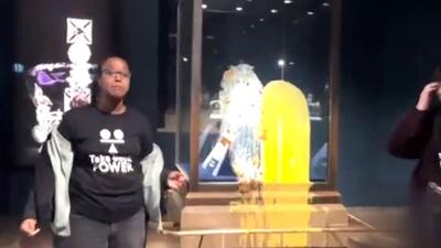  حمله معترضان به ویترین تاج پادشاهی بریتانیا