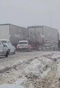  گرفتار شدن خودروها در برف سنگین مرز تمرچین