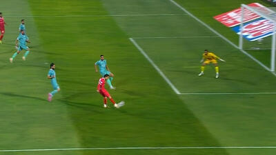 موقعیت تک به تک مقابل پیکان را احمدزاده از دست داد