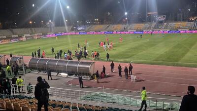 تشویق سرخ پوشان توسط هوادارن