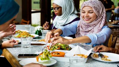  از آداب غذا خوردن مسلمان‌ها چه می‌دانید؟