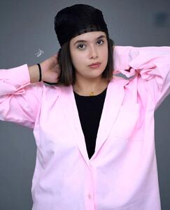 تیپ و استایل نفس بازغی در پشت صحنه یک تئاتر