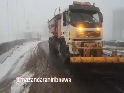  بارش برف در محور هراز و هشدار به رانندگان