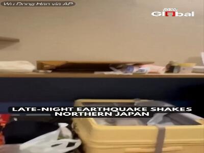 تلاش برای جلوگیری از سقوط تلویزیون در زلزله ۷.۵ ریشتری