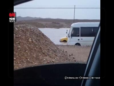 گرفتاری چند خودرو در مسیر دهلران - اندیمشک به‌علت سیلاب