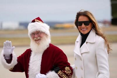 ملانیا این‌بار با بابانوئل خبرساز شد! / نگاه نزدیک به لحظه جنجالی و متفاوت ستاره سابق کاخ سفید / واکنش کاربران و رسانه‌ها به تیپ کریسمسی ملانیا