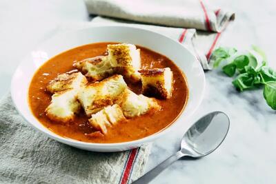 طرز تهیه سوپ گوجه و پنیر داغ / غذایی خوشمزه و مقوی برای روزهای سرد پاییزی / راز طعم بی‌نظیر و آماده‌سازی سریع در خانه