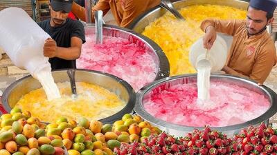  غذای خیابانی در پاکستان؛ تهیه میلک شیک انبه و توت فرنگی در کراچی (فیلم)