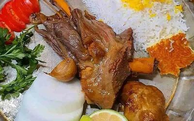  پخت غذای محبوب با دم گاو در خیابان‌های بانکوک (فیلم)