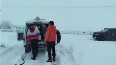  عملیات ۸ ساعته نجات مادر باردار در برف و کولاک تکاب (فیلم)