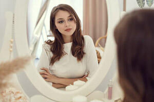  نگاه روز | چرا در آینه زیباتر از عکس به نظر می رسیم؟! 📸