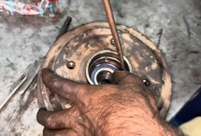  آموزش کامل تعویض بلبرینگ چرخ عقب ۲۰۶؛ مثل یک مکانیک حرفه ای عمل کن