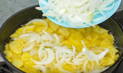  دو دستور غذای آسان و گیاهی با سیب زمینی و تخم مرغ برای شام فوری !