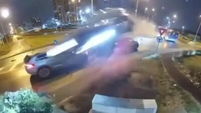  پرواز واقعی یک مرسدس بنز در خیابان / معجزه‌ای که جان راننده را نجات داد/ عکس و فیلم