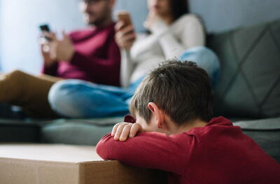 چرا بچه‌ت را تربیت نمی‌کنی؟ می‌ترسم دچار تروما شود |  انصاف نیوز