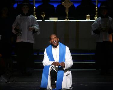 خواننده مشهور اپرا با ضربات چاقو در خانه‌اش کشته شد / پسرش بازداشت شد