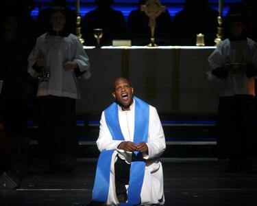 خواننده مشهور اپرا در ۷۱ سالگی با ضربات چاقو در خانه‌اش کشته شد؛ بازداشت پسرش به ظن قتل