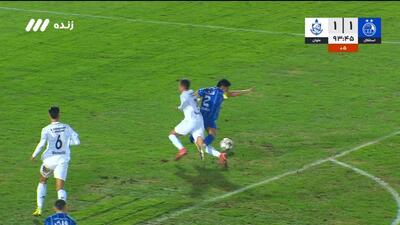 صحنه جنجالی و مشکوک عدم اعلام خطای پنالتی بازیکن ملوان روی صالح حردانی