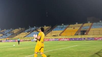 پنالتی زدن توپ جمع کن به پورحمیدی بین دو نیمه بازی خیبر