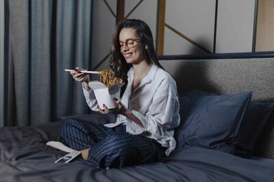  عادت اشتباه بسیاری از ما؛ خوردن قبل خواب و عوارض آن!